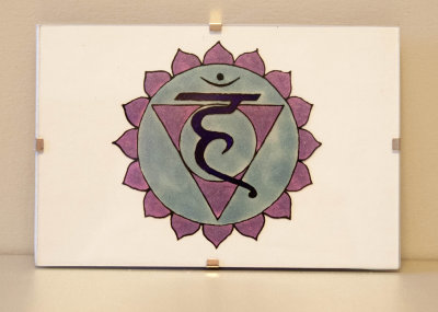 Пятая чакра вишудха Пятая чакра известна как вuшудха и расположена 
на уровне горла.