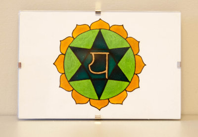 Четвертая чакра, анахаmа Четвертая чакра, анахаmа, расположена на уровне сердца и имеет форму шестиугольника
